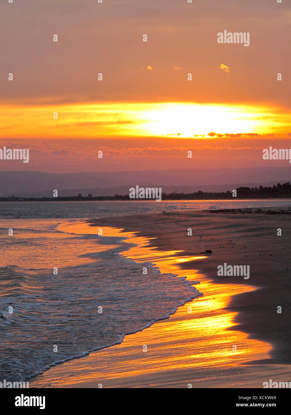 Sonnenuntergang über Swanwick Beach, Great Oyster Bay und dem Eingang zur Molting Lagoon. Freycinet Peninsula, Tasmanien, Australien Stockfoto