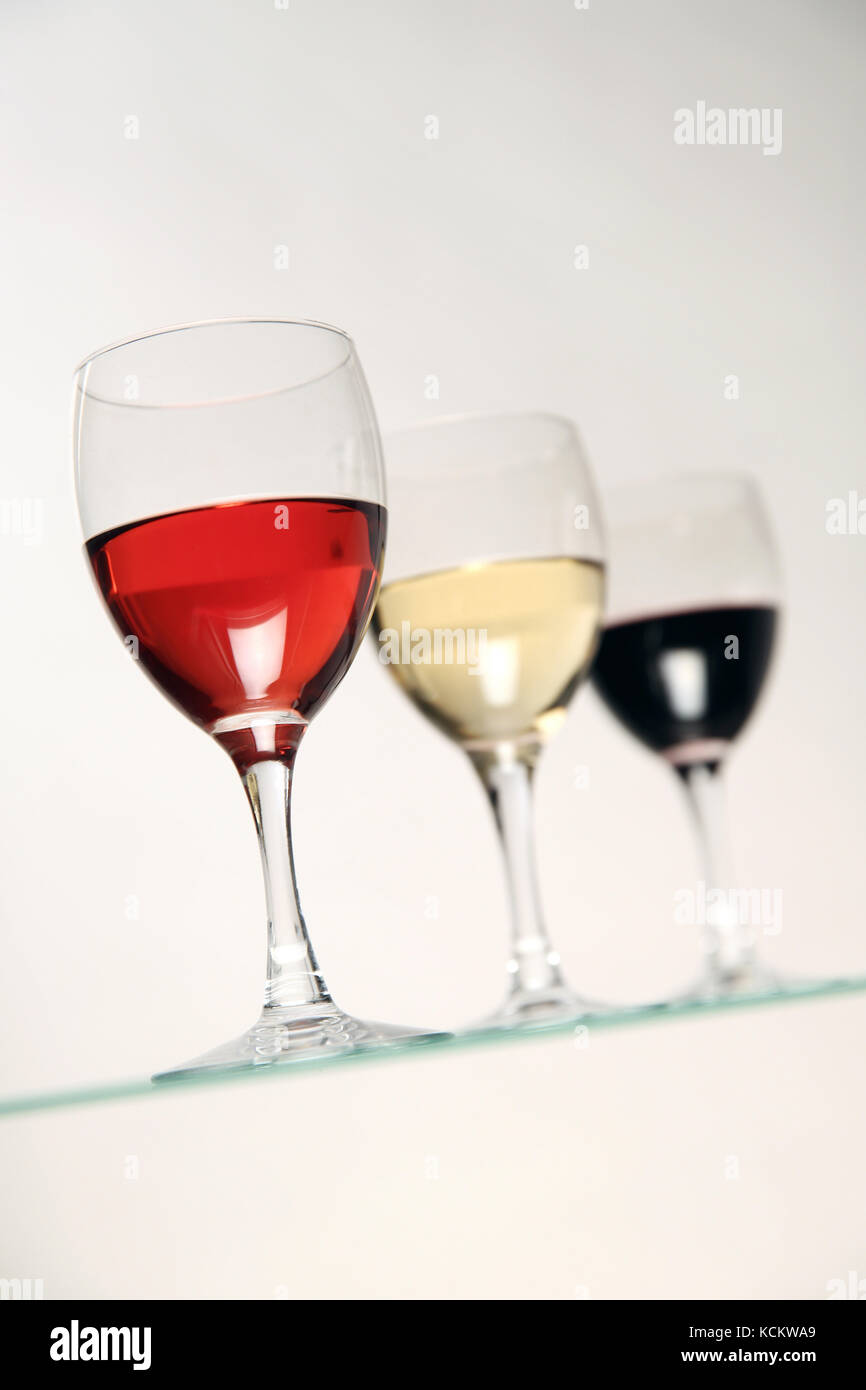 Drei Gläser Wein aus einem Weinberg von Cahors (Südwesten Frankreich): rot, weiß und Rose Wein Stockfoto