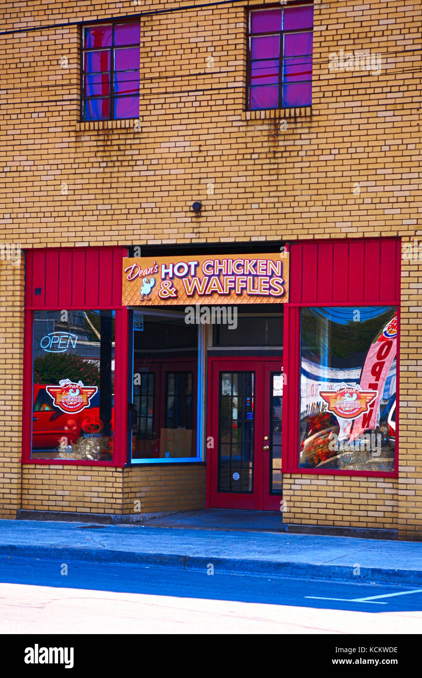Hot Chicken und Waffeln Restaurant im Downton Libanon tn, USA Stockfoto