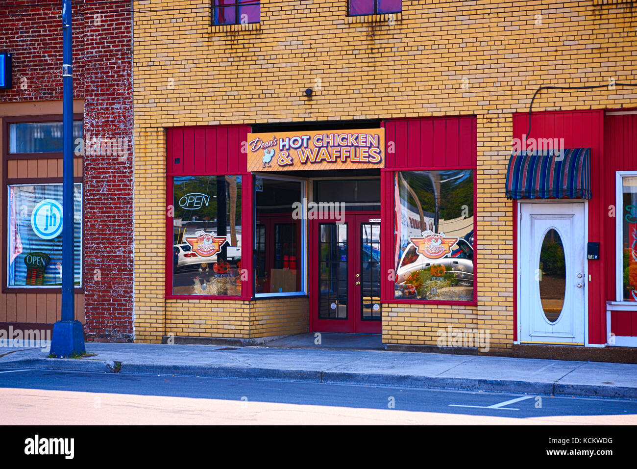 Hot Chicken und Waffeln Restaurant im Downton Libanon tn, USA Stockfoto