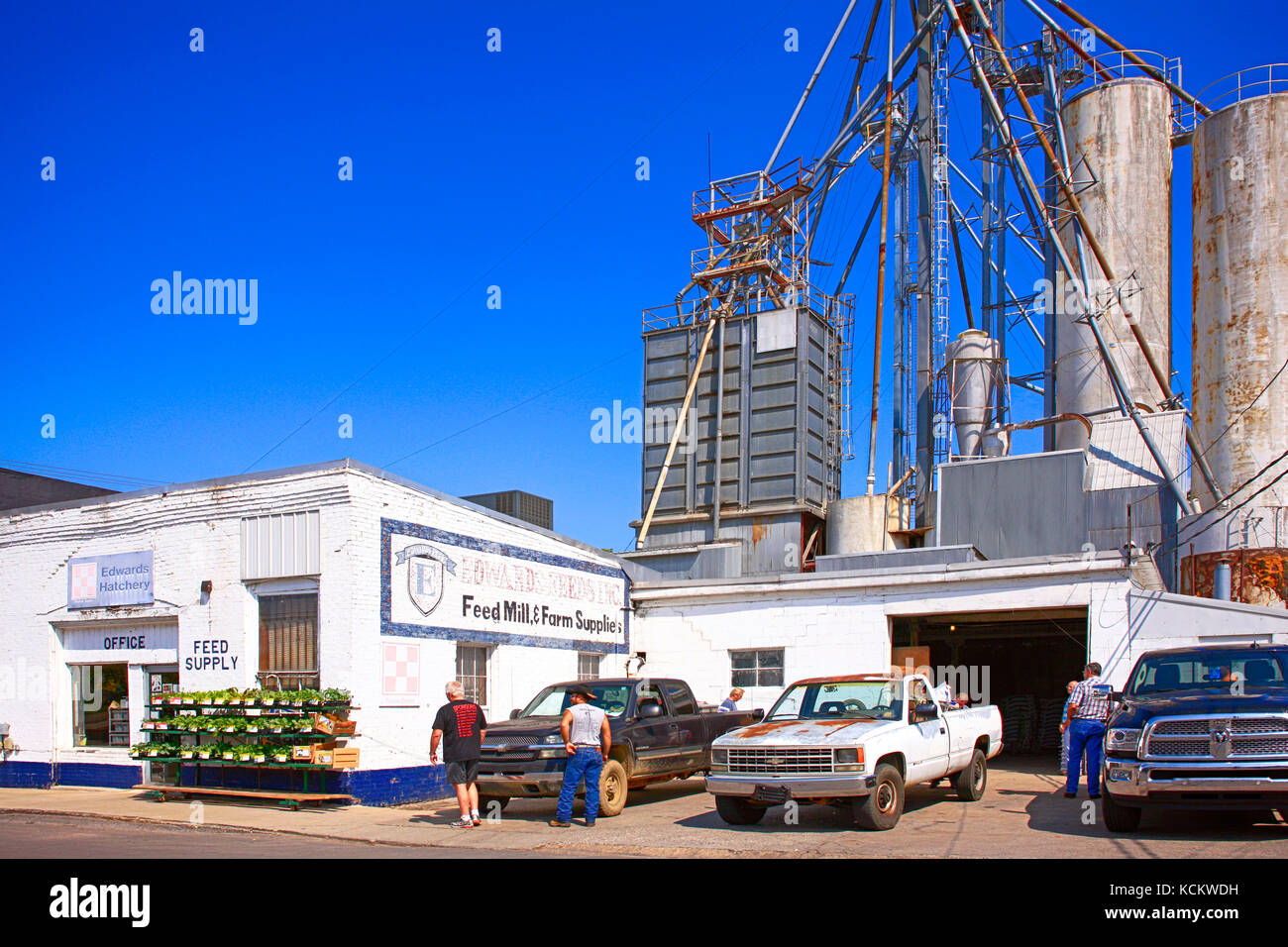 Menschen außerhalb der Edwards-Futtermittel- und Farm Supplies-Branche werden von Getreidesilos im Libanon TN, USA, übersehen Stockfoto