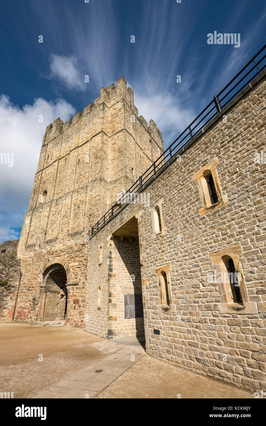 Richmond Castle in hellen September Sonnenschein. Eine historische touristische Ort in North Yorkshire, England. Stockfoto