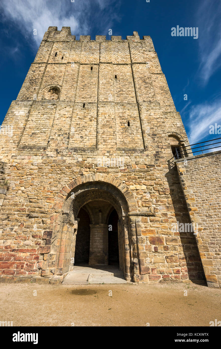 Richmond Castle in hellen September Sonnenschein. Eine historische touristische Ort in North Yorkshire, England. Stockfoto