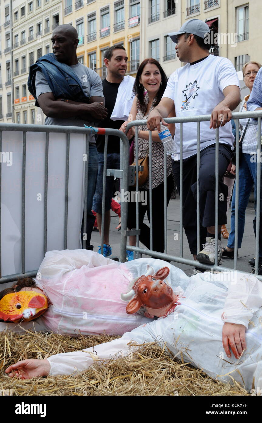 L269 Tierschutzaktivisten protestieren gegen Tierverstöße und fordern die Schließung von Schlachthöfen in Lyon, Frankreich Stockfoto