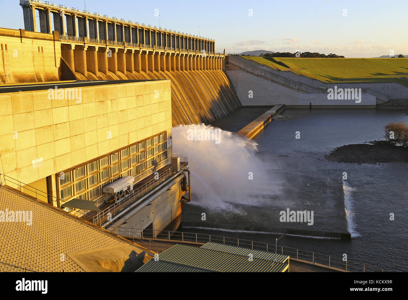 Hume-Staudamm und Auslaufen auf dem Murray River, der Grenze zwischen New South Wales und Victoria in der Nähe von Albury und Wodonga, Australien Stockfoto