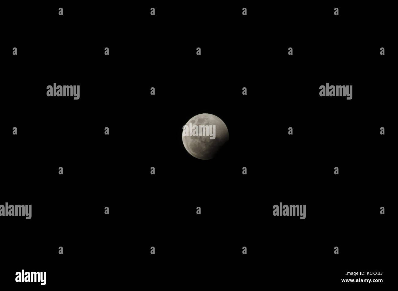 Mondfinsternis, 8. Oktober 2014, eines von sechs Bildern. Die Finsternis begann um 7,15 Uhr, war um 8,55 Uhr insgesamt und endete um 10,35 Uhr. Es ist immer o Stockfoto