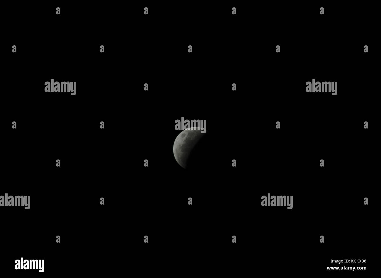 Mondfinsternis, 8. Oktober 2014, eines von sechs Bildern. Die Finsternis begann um 7,15 Uhr, war um 8,55 Uhr insgesamt und endete um 10,35 Uhr. Es ist immer o Stockfoto