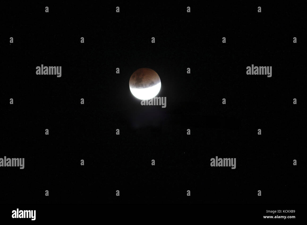 Mondfinsternis, 8. Oktober 2014, eines von sechs Bildern. Die Finsternis begann um 7,15 Uhr, war um 8,55 Uhr insgesamt und endete um 10,35 Uhr. Es ist immer o Stockfoto