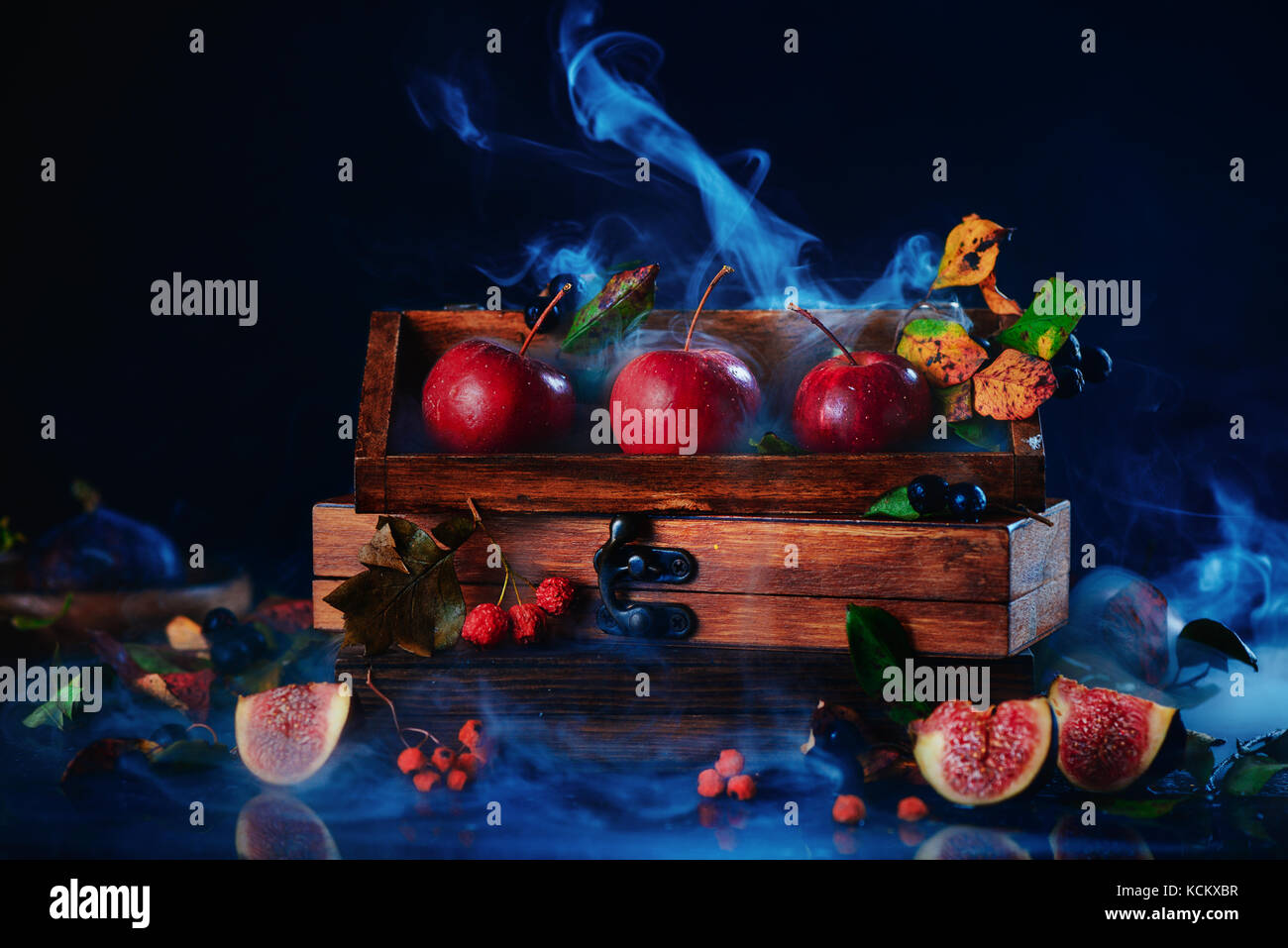 Drei kleine Äpfel in Holzkiste. website Header. dunklen Essen Fotografie mit kopieren. Stockfoto