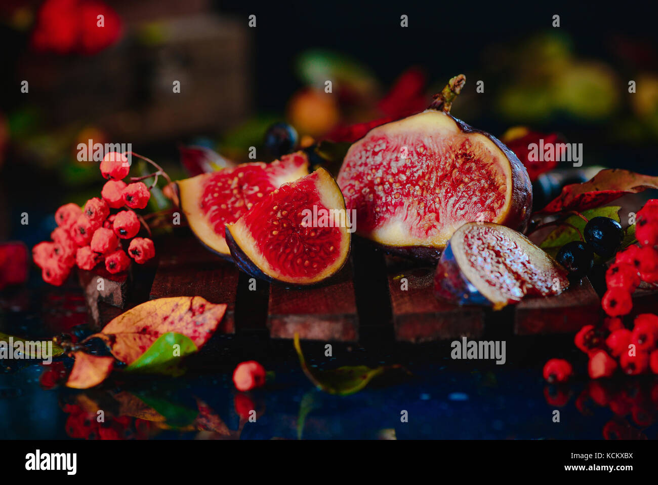 Reif süß Feigen close-up in einem Herbst noch Leben mit Laub. Gesunde mediterrane Bild Obst. dunklen Essen Fotografie mit kopieren. Stockfoto