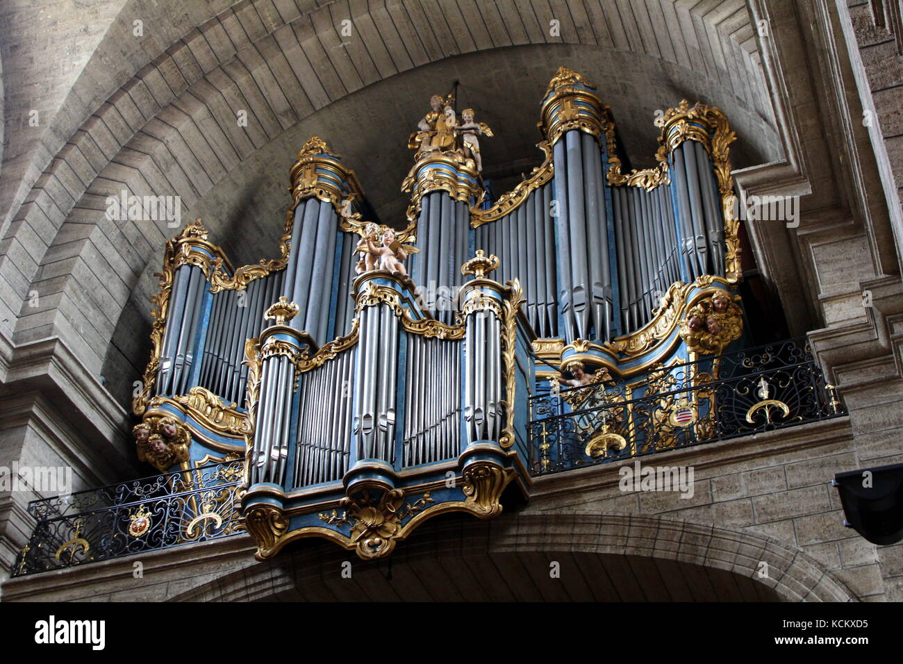 Die schönen kunstvoll verzierten Orgelpfeifen mit Cherub-Musikern, in der Chruch von Saint Jean (l'église Saint-Jean) in Pezenas, Herault, Frankreich Stockfoto