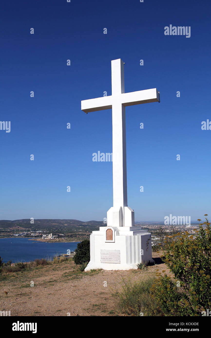 Großes weißes Kreuz der Notre Dame