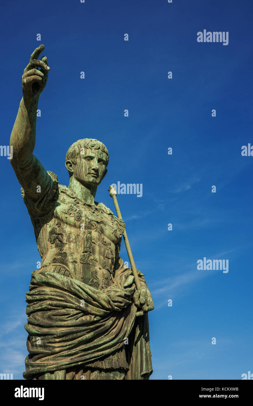 Caesar Augustus, erster Kaiser des antiken Roms. alte Bronze Statue in der Imperial Forum (mit Kopie Raum) Stockfoto
