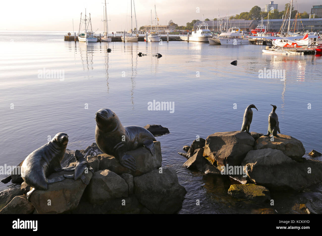 Bronzeskulpturen von Stephen Walker am Franklin Wharf mit Battery Point im Hintergrund. Die Figuren sind Teil der Hommage an das antarktische Explo Stockfoto