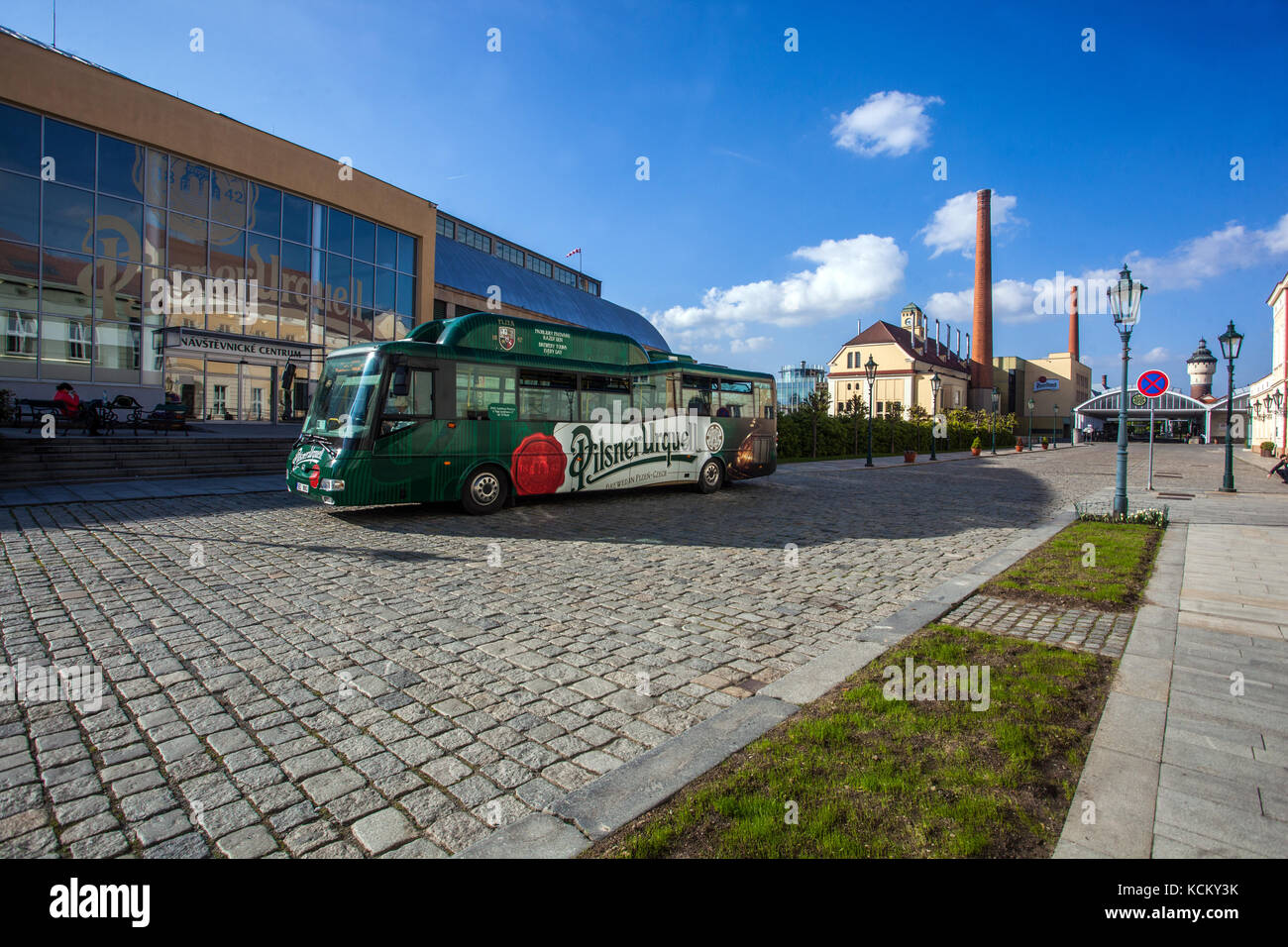 Die Brauerei Tour Bus erwartet die Besucher vor das Besucherzentrum, Innenhof der Brauerei Pilsner Urquell, Plzen, Tschechische Republik Stockfoto