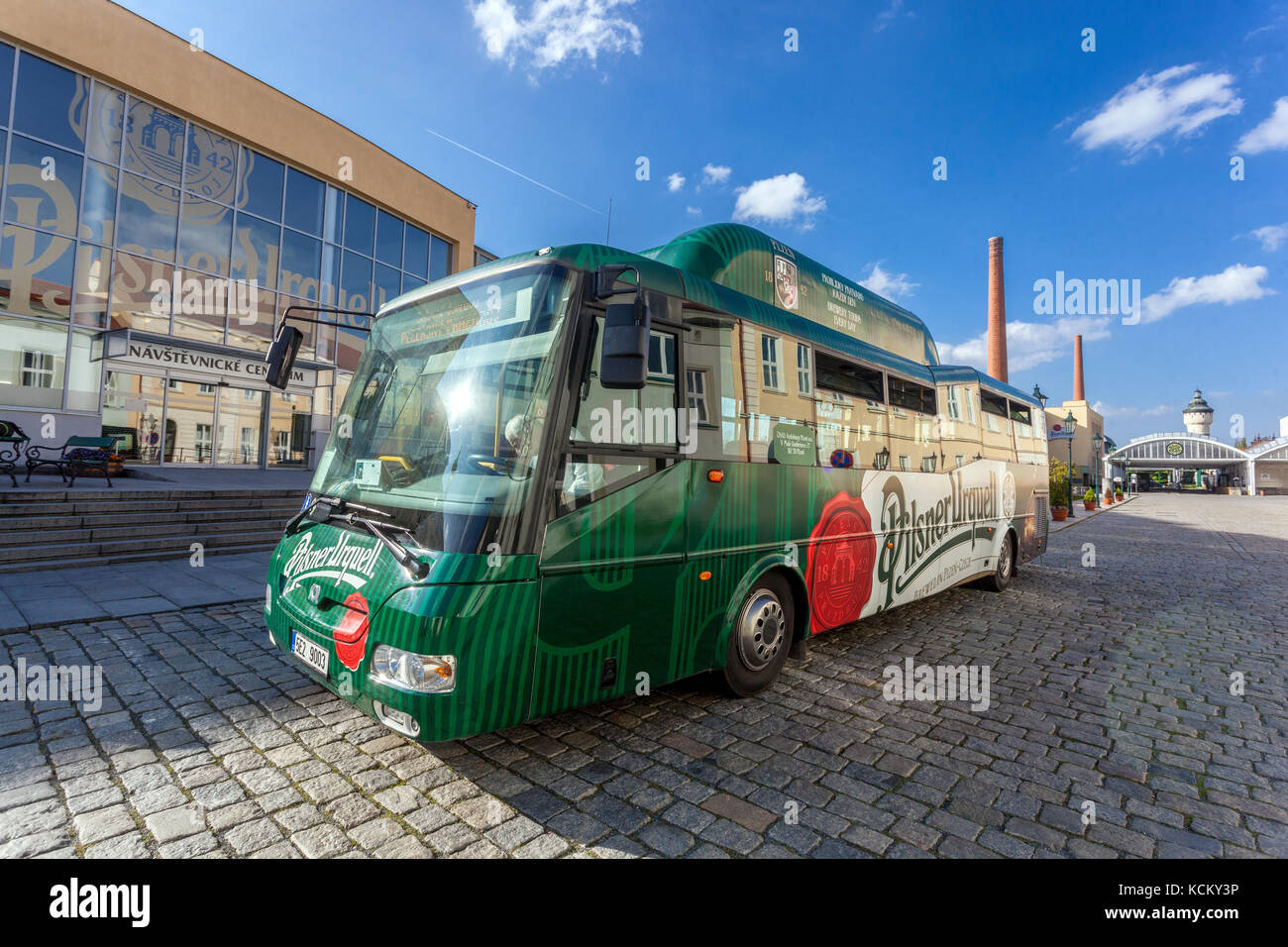 Die Brauerei Tour Bus erwartet die Besucher vor das Besucherzentrum, Innenhof der Brauerei Pilsner Urquell, Plzen, Tschechische Republik Stockfoto