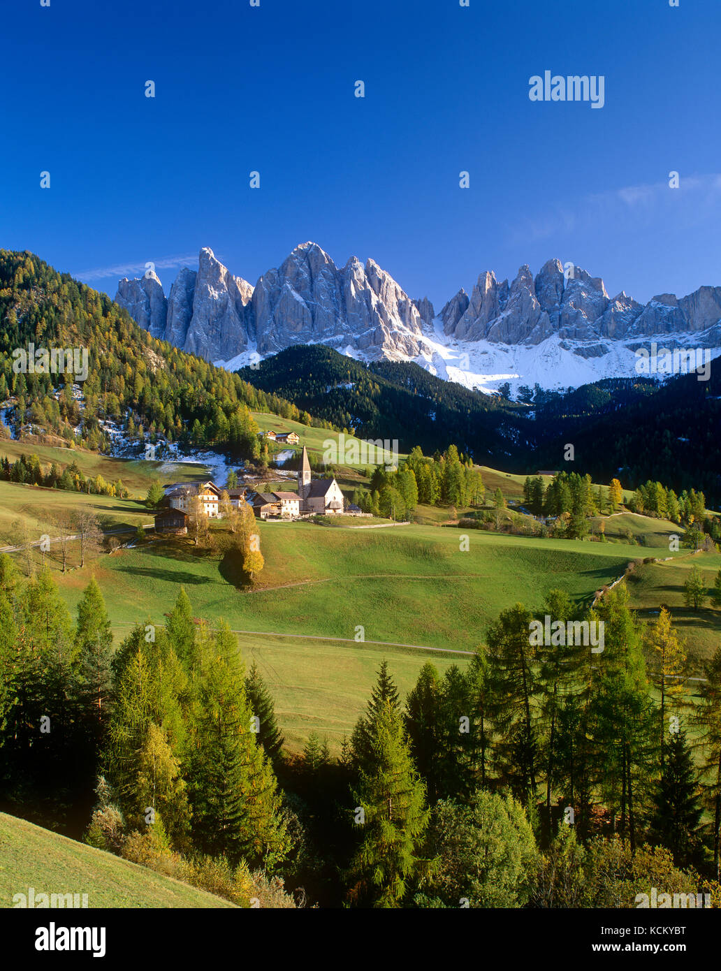 St. Magdalena und die geisler Gruppe in die Dolomiten, Alpen, Südtirol, Trentino, Italien Stockfoto
