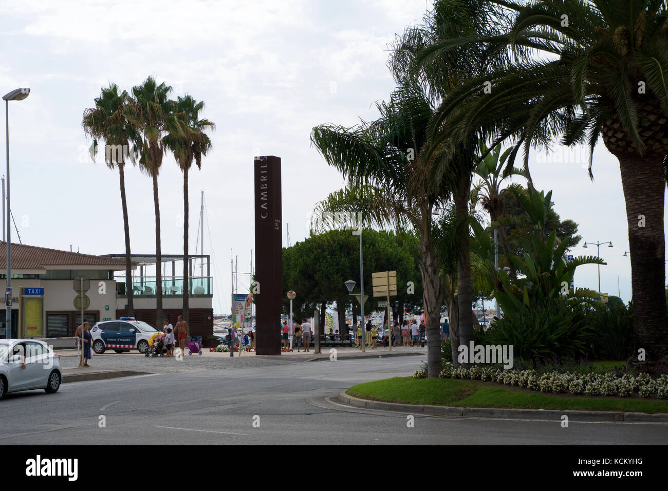 Cambrils, Spanien - Aug 27th, 2017: moderne Skulptur einen Tota vela, eine Runde über und der Hauptstrasse Promenade im Hafen Stockfoto