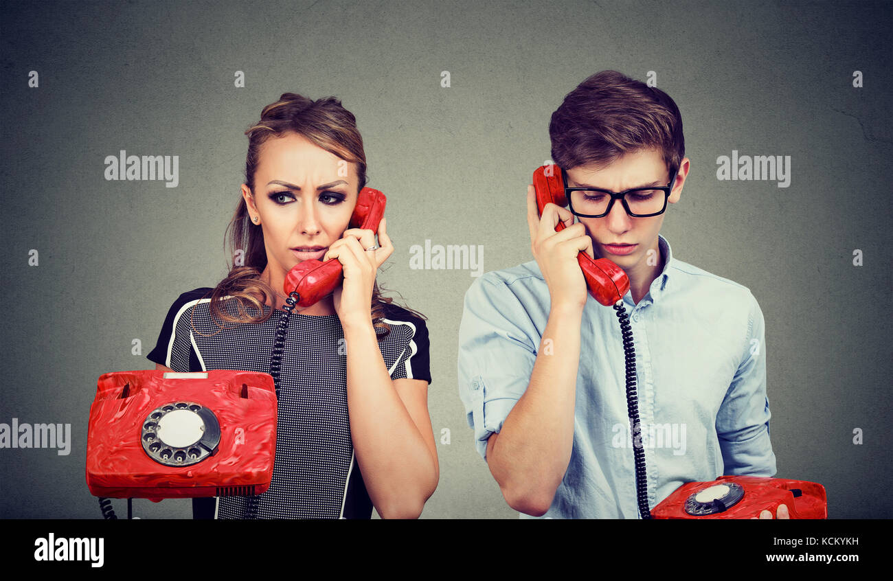 Traurig verwirrt Paar Mann und Frau miteinander sprechen über das Telefon Stockfoto