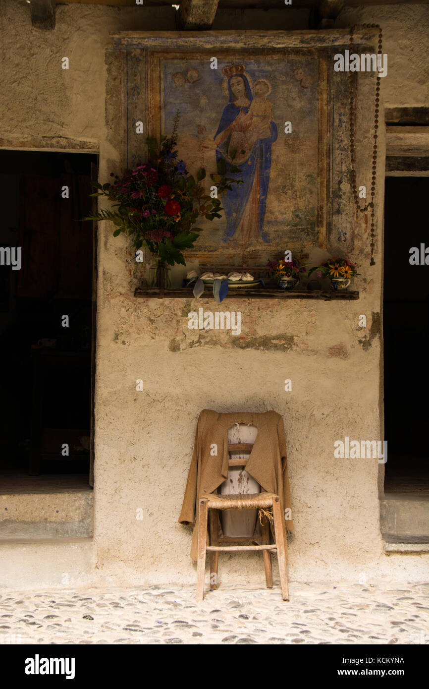Rustikale Bild der Jungfrau Maria in einem alten Flur Stockfoto