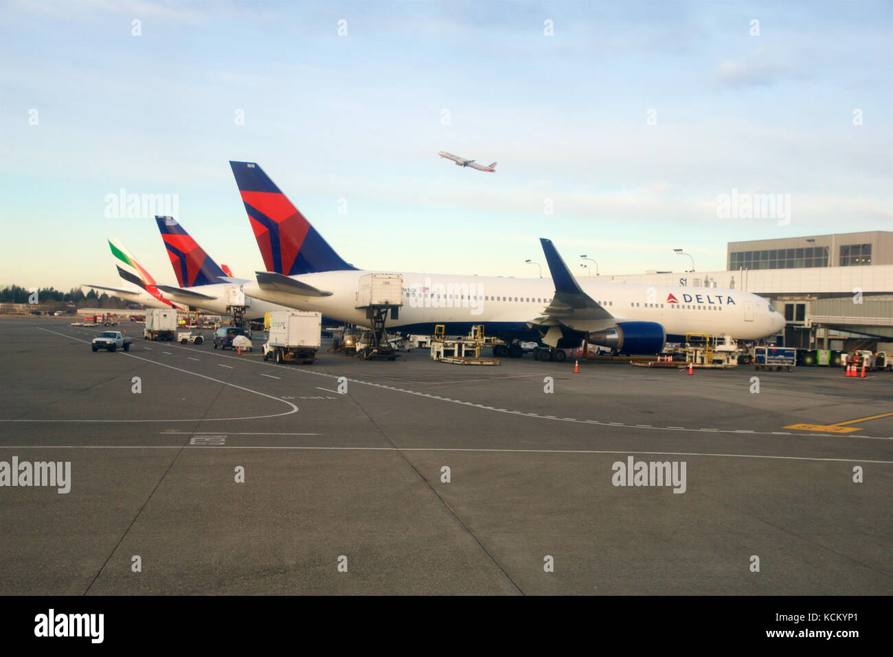 Seattle, Washington, USA - Jan 27th, 2017: Delta Airlines Boeing 767 Flugzeugen bereiten für Sie in Seattle Tacoma internationales Flughafen Seatac Stockfoto