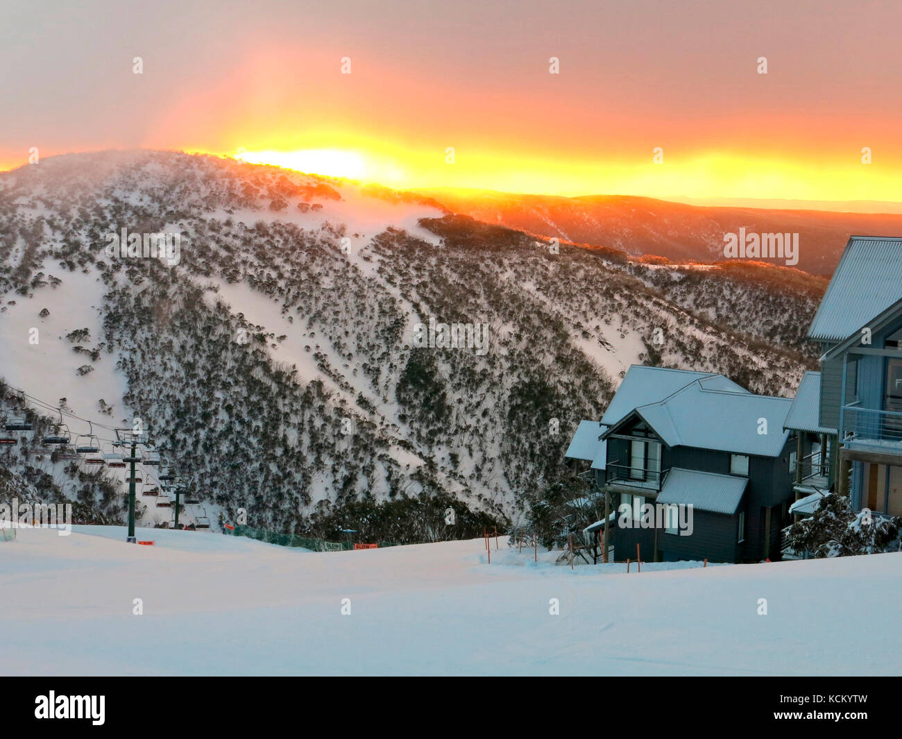 Die Dämmerung bricht über den Mount Hotham Resort Gebäuden. Viktorianische Alpen, Victoria, Australien Stockfoto