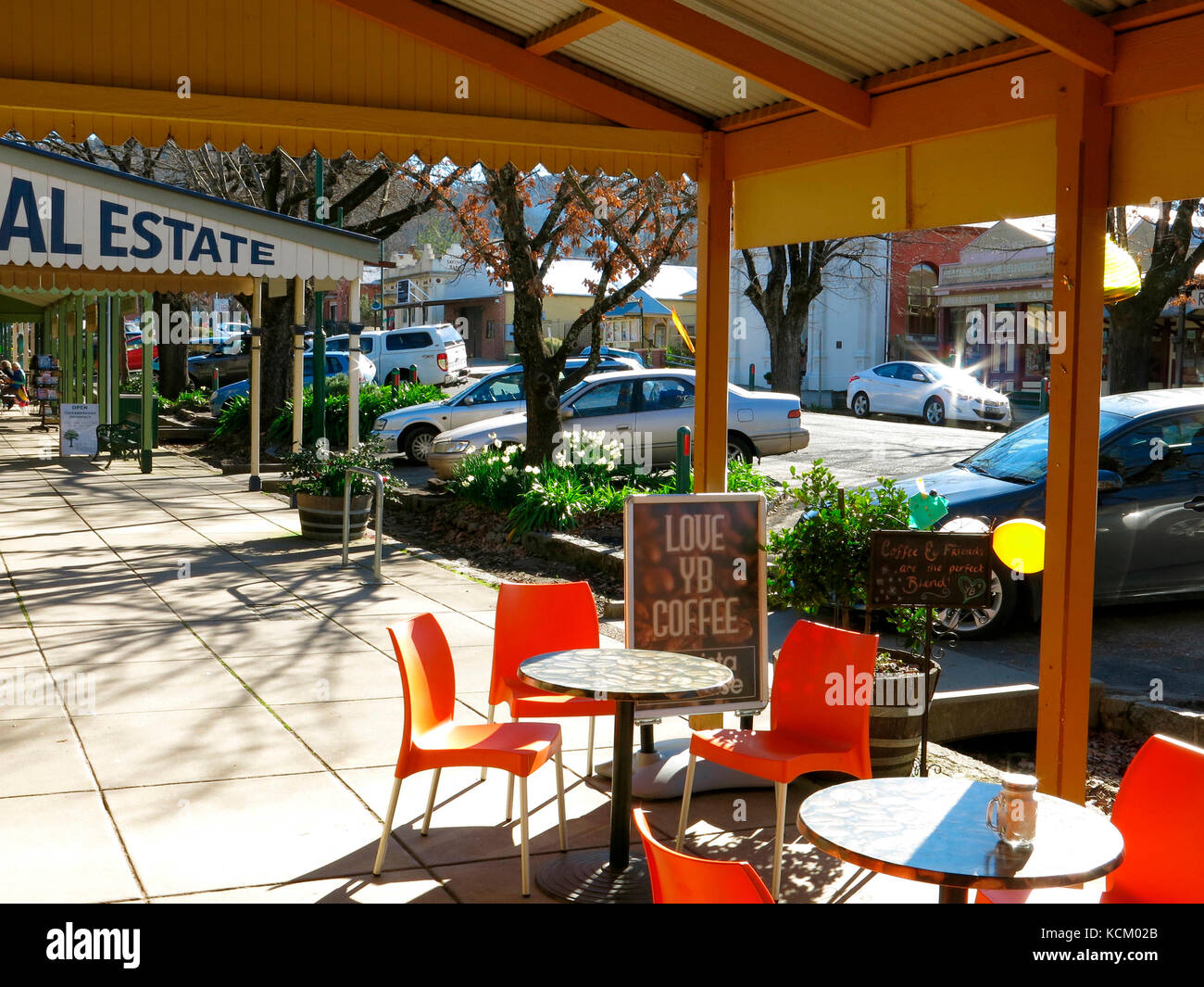 Cafe in einer großen Shop-Veranda in Yackandandah, ehemalige Goldgräberstadt. Nordosten Von Victoria, Australien Stockfoto