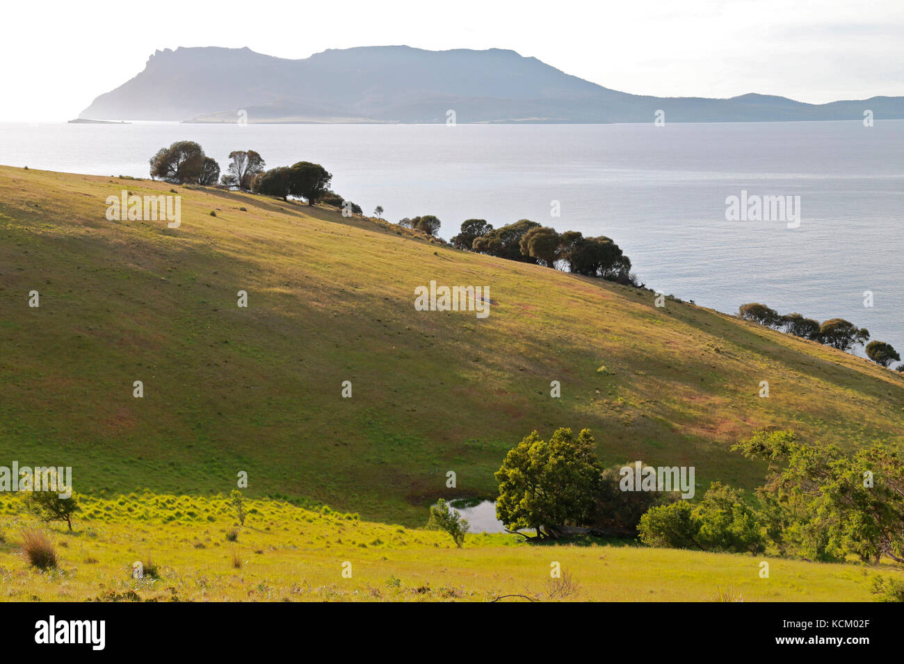 Blick auf die etwa 10 km entfernte Maria Island über die Mercury Passage von der nördlichen Landzunge der Okehampton Bay, in der Nähe von Triabunna, Ostküste Tasmaniens, Australien Stockfoto