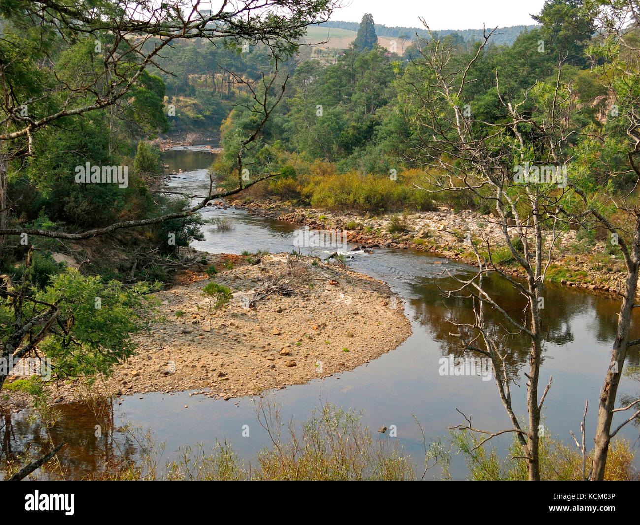 Ringarooma River, der neben der kleinen Stadt Derby im Nordosten Tasmaniens, Australien, fließt Stockfoto