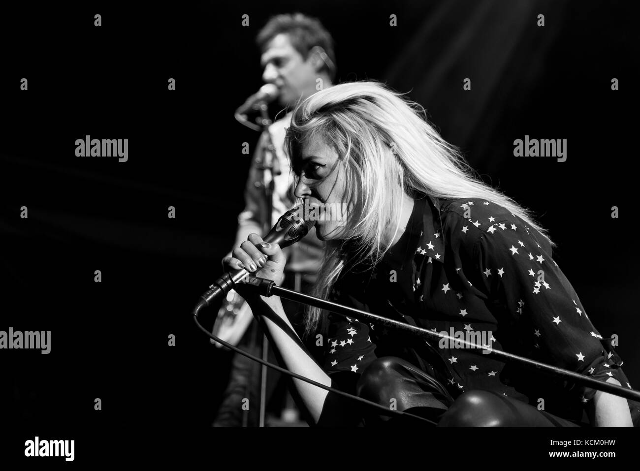 BENICASSIM, Spanien - JUL 16: The Kills (Rockband von der Sängerin Alison Mosshart, VV und Gitarrist Jamie Hince) führen in Konzert im FIB Festiv Stockfoto