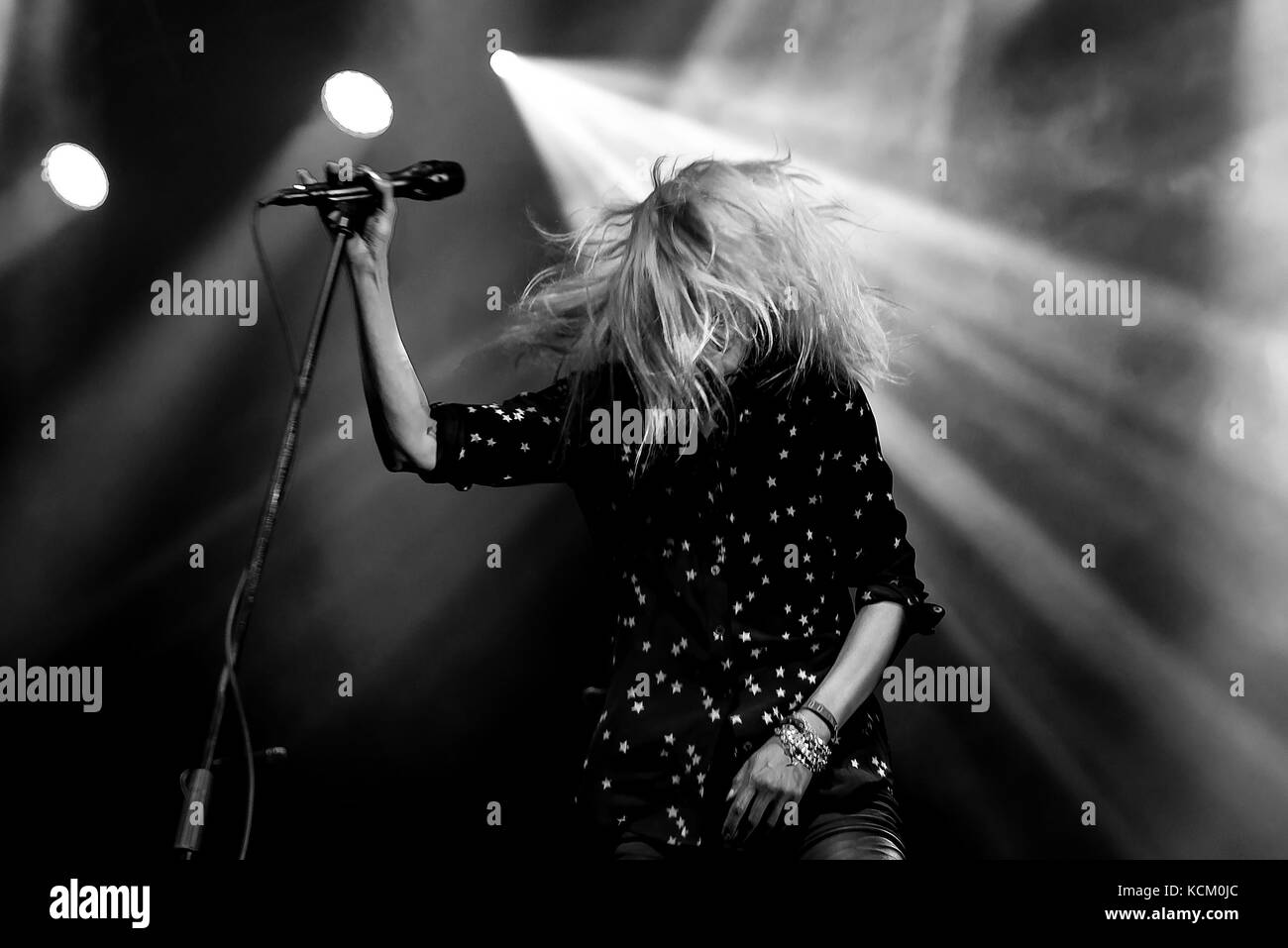 BENICASSIM, Spanien - JUL 16: The Kills (Rockband von der Sängerin Alison Mosshart, VV und Gitarrist Jamie Hince) führen in Konzert im FIB Festiv Stockfoto