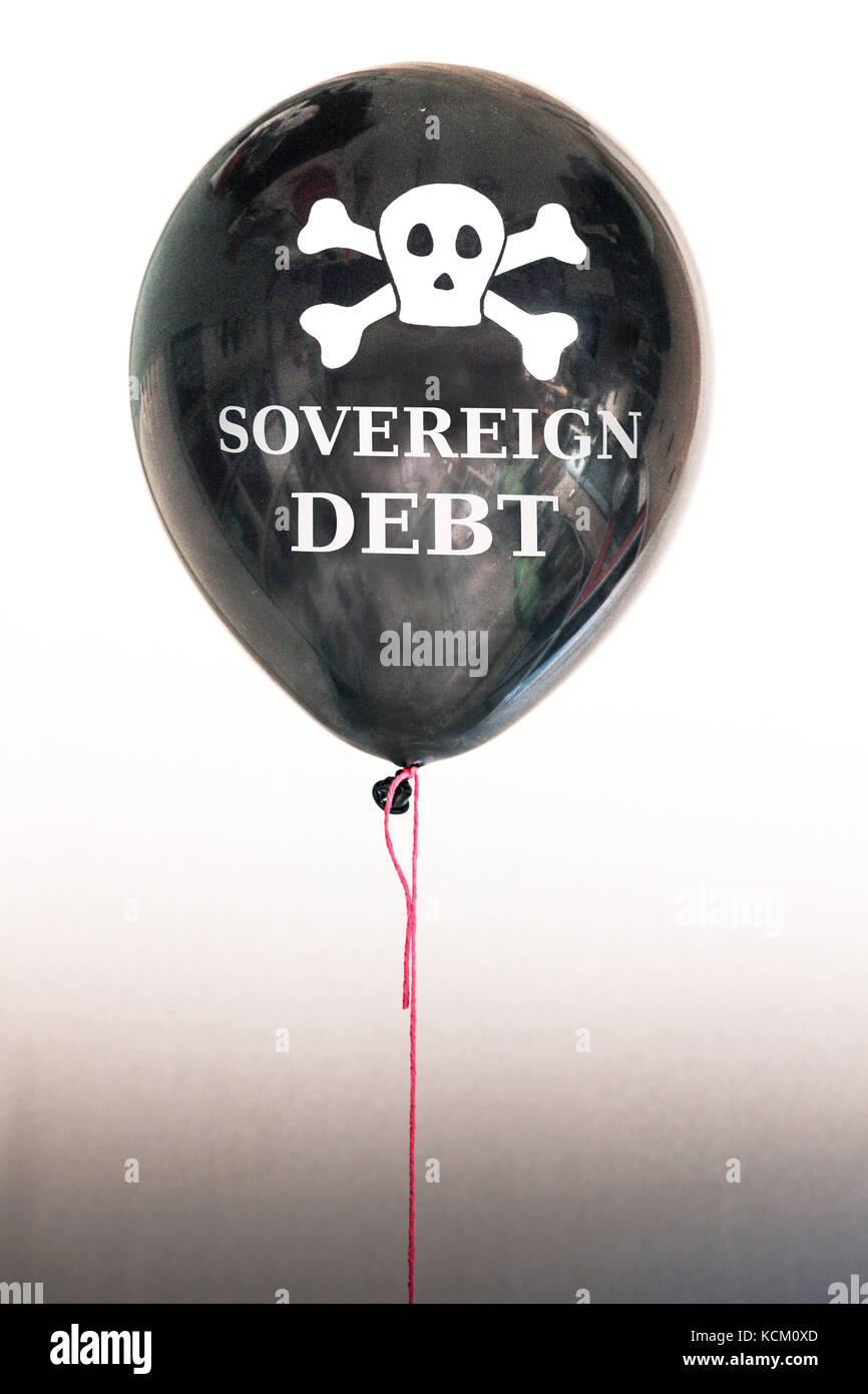 Die Worte, die Staatsschulden und einen Schädel und Knochen auf einen Ballon zur Veranschaulichung des Konzepts einer Schuld Bubble, Sovereign Debt default, US, EU-Schulden. Stockfoto