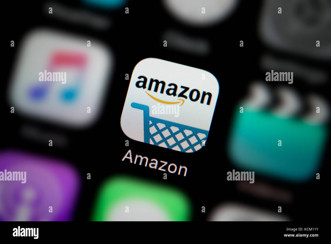 Eine Nahaufnahme des Firmenlogos, der die Amazon App Symbol, wie auf dem Bildschirm eines Smartphones (nur redaktionelle Nutzung) Stockfoto