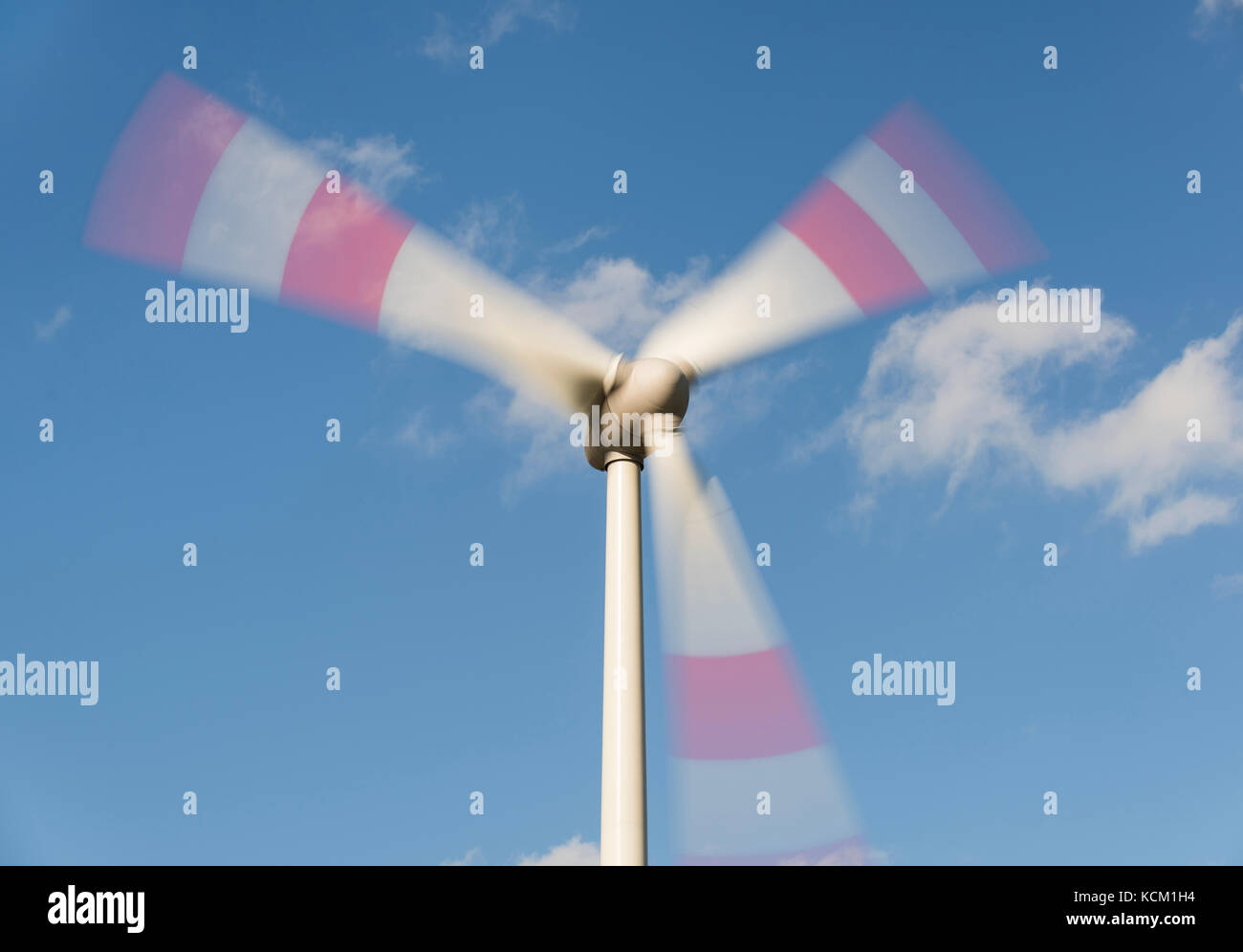 Alternative Energie mit Windmühle für erneuerbare Elektrizität Stockfoto