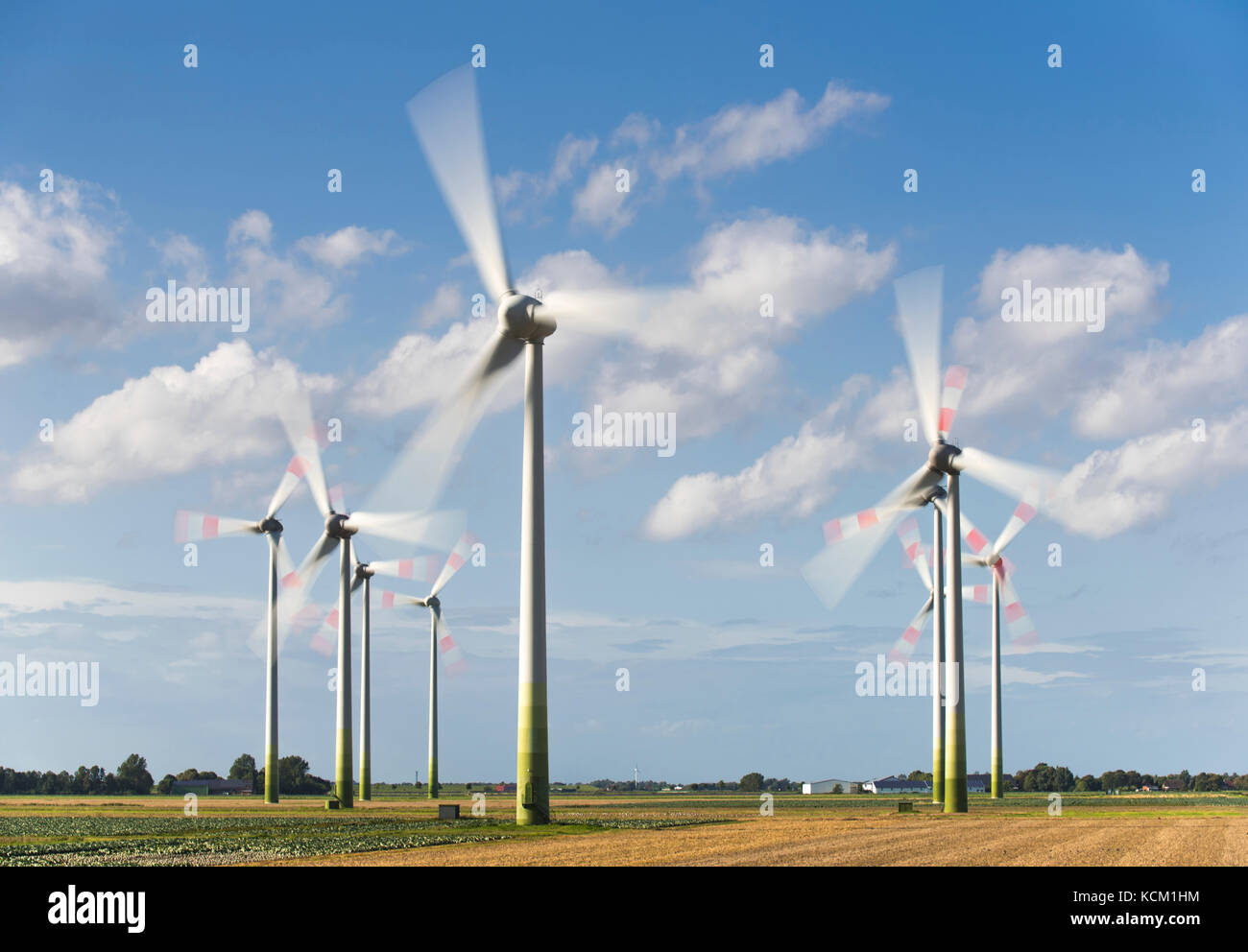 Alternative Energie mit Windmühle für erneuerbare Elektrizität Stockfoto