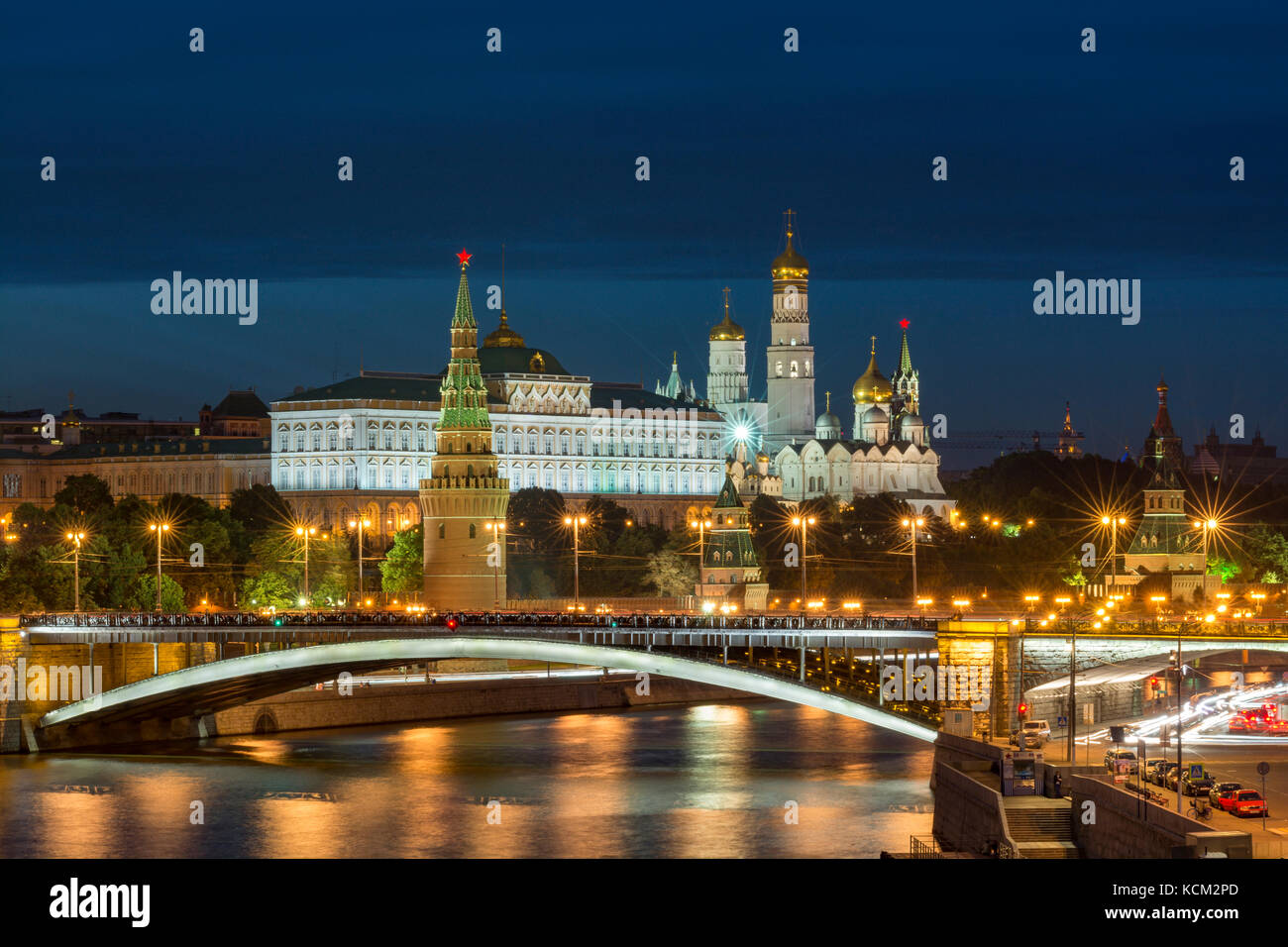Der Kremlkomplex in der Nacht in Moskau, Russland Stockfoto
