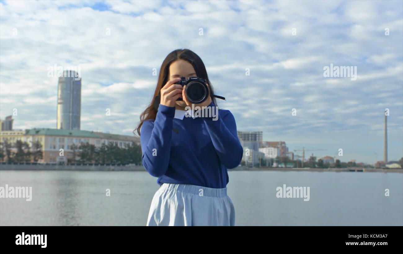 Animation in der Kamera. Funktionsweise der Spiegelreflexkamera oder DSLR. Objektiv für die Kamera. Wie funktioniert die Matrix der Kamera bei der Aufnahme von Fotos? Details der DSLR Stockfoto