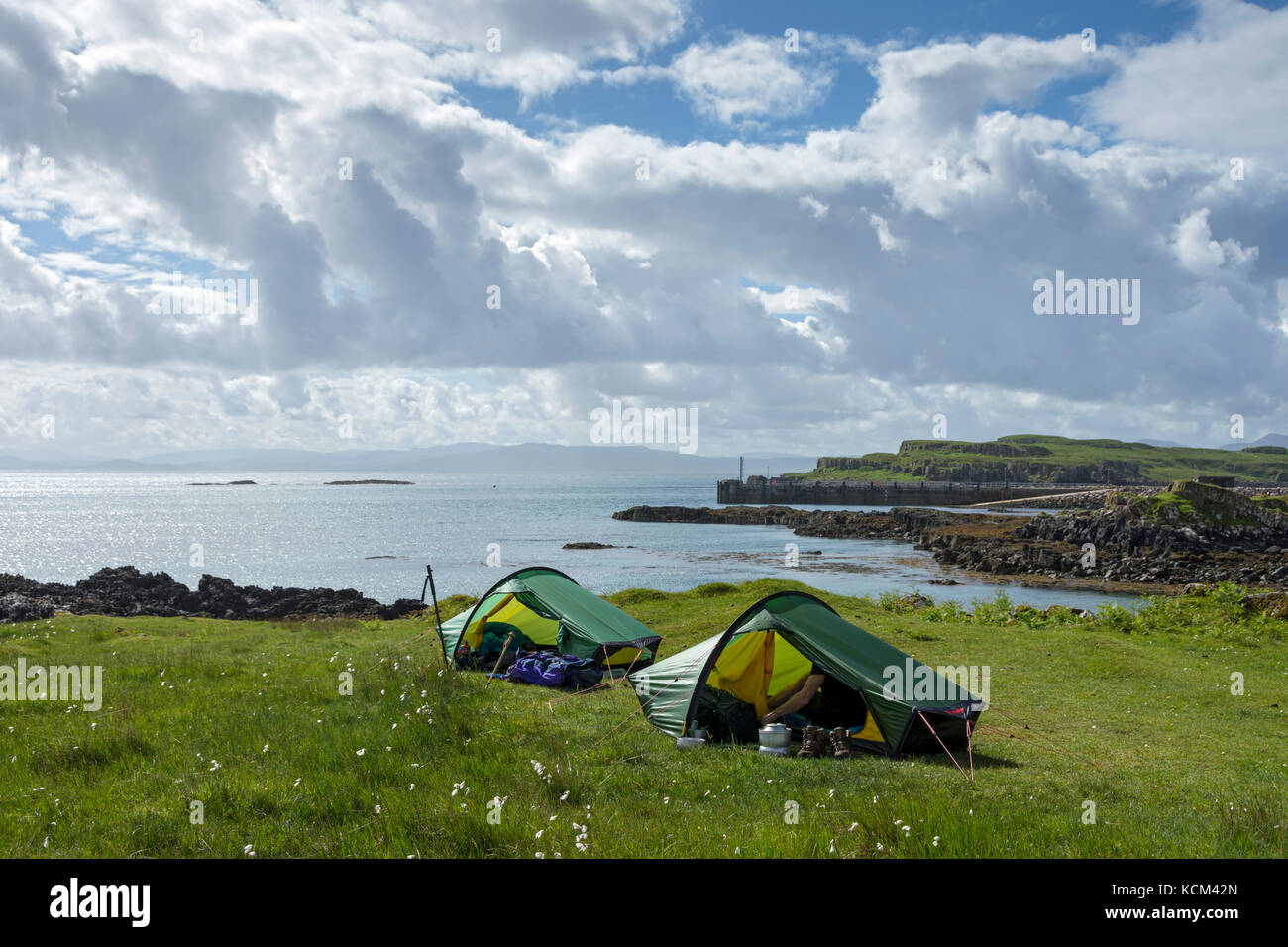 Zwei kleine Hilleberg Akto zelten auf dem Campingplatz in der Nähe von Galmisdale auf der Isle of Eigg, Schottland, UK Stockfoto