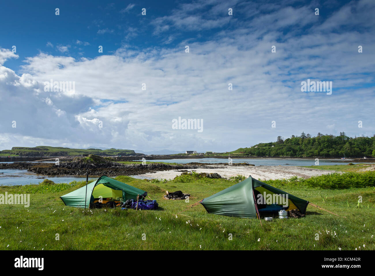 Zwei kleine Hilleberg Akto zelten auf dem Campingplatz in Galmisdale Bay auf der Isle of Eigg, Schottland, UK Stockfoto