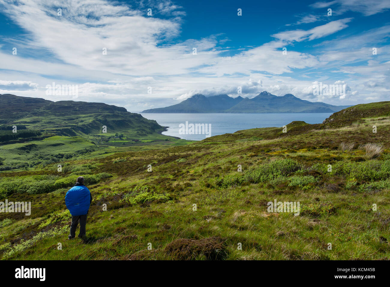 Die Isle of Rum über der Bay of Laig auf der Isle of Eigg, Schottland, Großbritannien Stockfoto