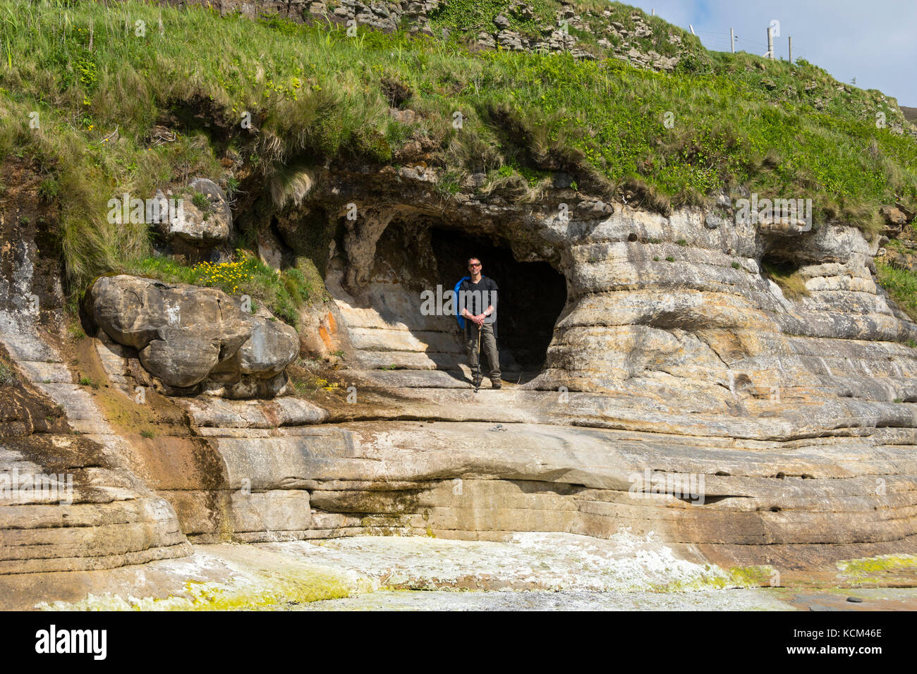 Mann stand in einer Höhle am nördlichen Ende der Bucht von laig auf der Isle of Eigg, Schottland, UK Stockfoto