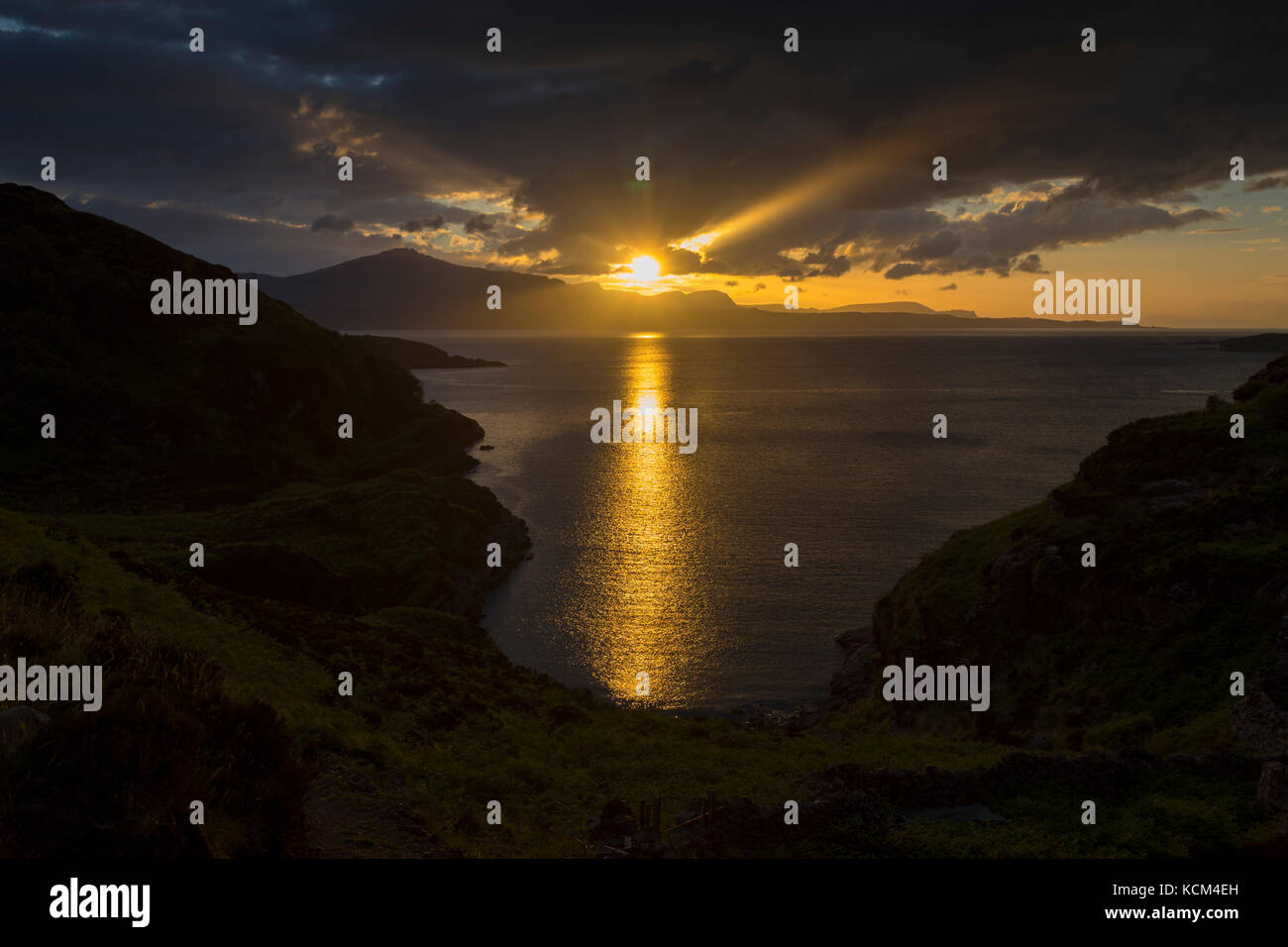 Sonnenuntergang über den Hügeln von Trotternish auf der Isle of Skye, von Calum's Road, Loch Arnish, Isle of Raasay, Schottland, Großbritannien Stockfoto