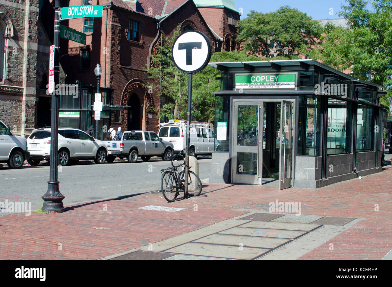 Einer der Eingänge zum Copley T-Station an der grünen Linie auf der Boylston Street Back Bay in Boston, MA USA Stockfoto
