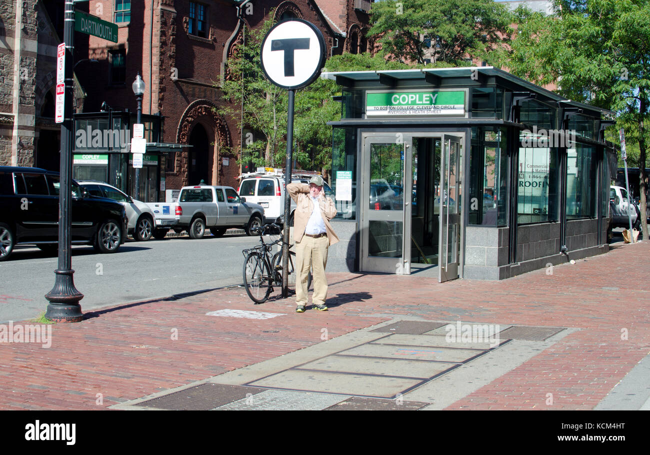 Einer der Eingänge zum Copley T-Station an der grünen Linie auf der Boylston Street Back Bay in Boston, MA USA Stockfoto