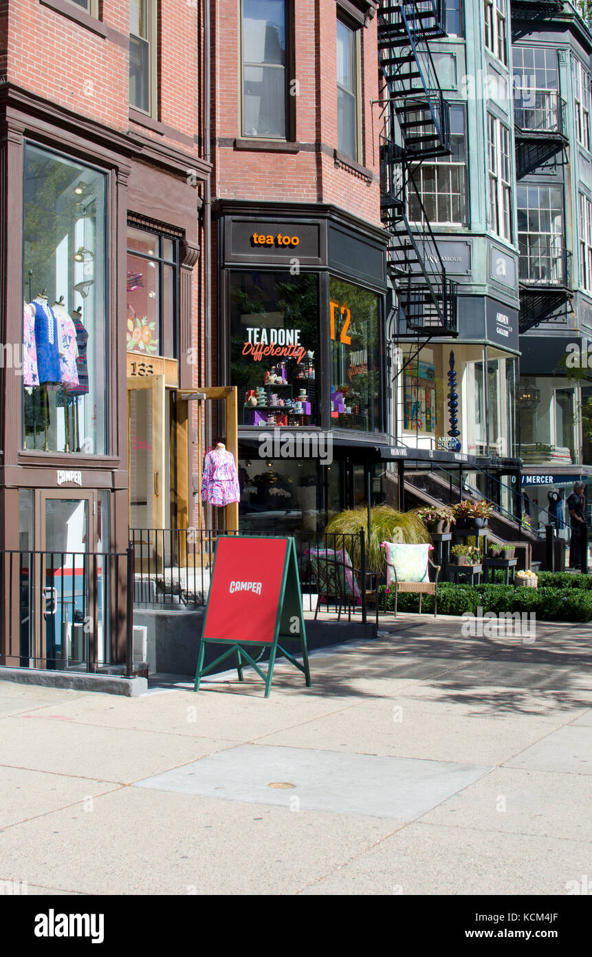 Bürgersteig Szene von shoppes entlang der historischen Newbury Street Back Bay in Boston, MA USA Stockfoto