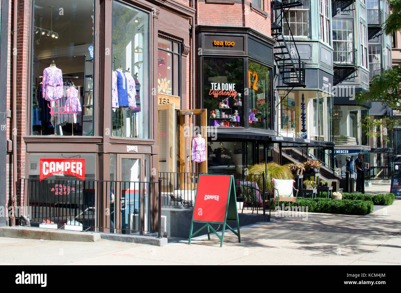 Retail shoppes entlang Newbury Street Back Bay in Boston, MA USA Stockfoto