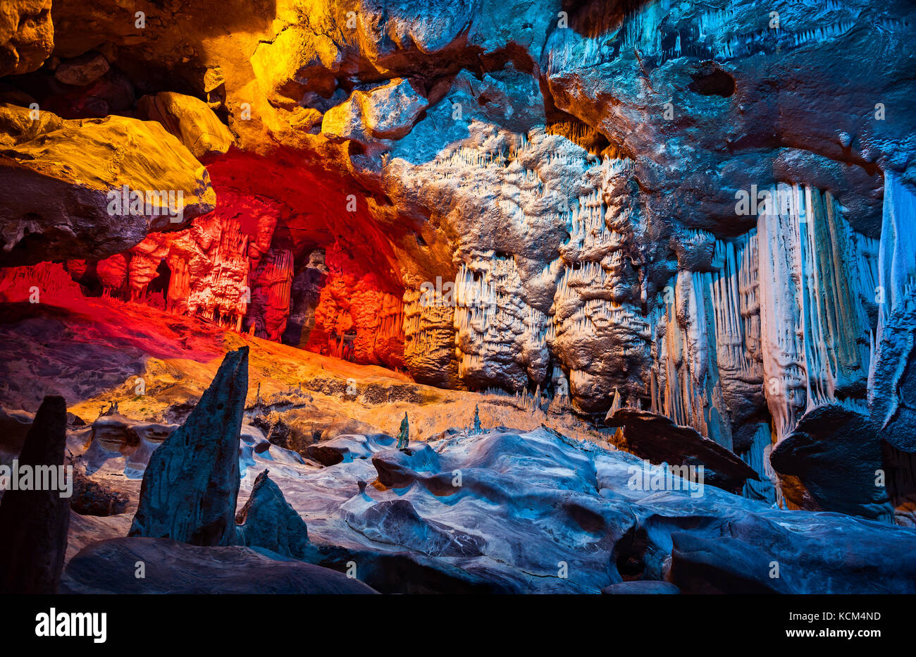 Cango Höhle, wundervolle Aussicht auf Stalaktiten in bunten helles Licht, wunderschöne natürliche Attraktion, herrliche Natur, touristischer Ort, historische Sehenswürdigkeit Stockfoto