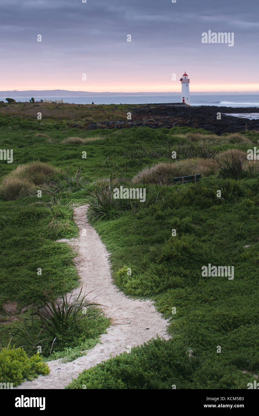 Port Fairy Leuchtturm bei Sonnenaufgang mit Weg dorthin Stockfoto