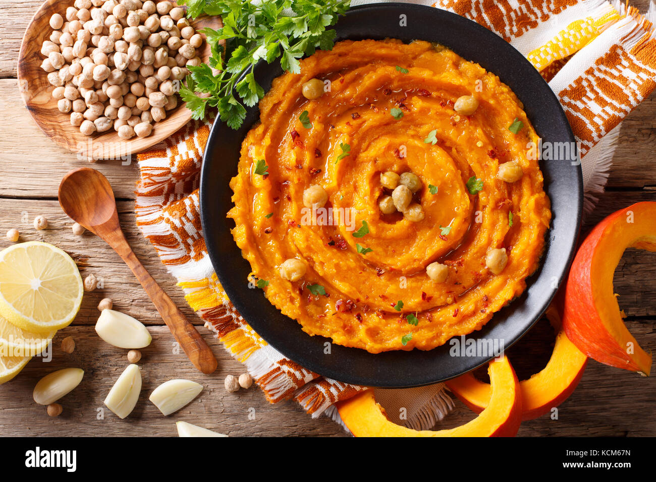 Lecker Kürbis Hummus mit Zutaten auf den Tisch. horizontal oben Ansicht von oben Stockfoto