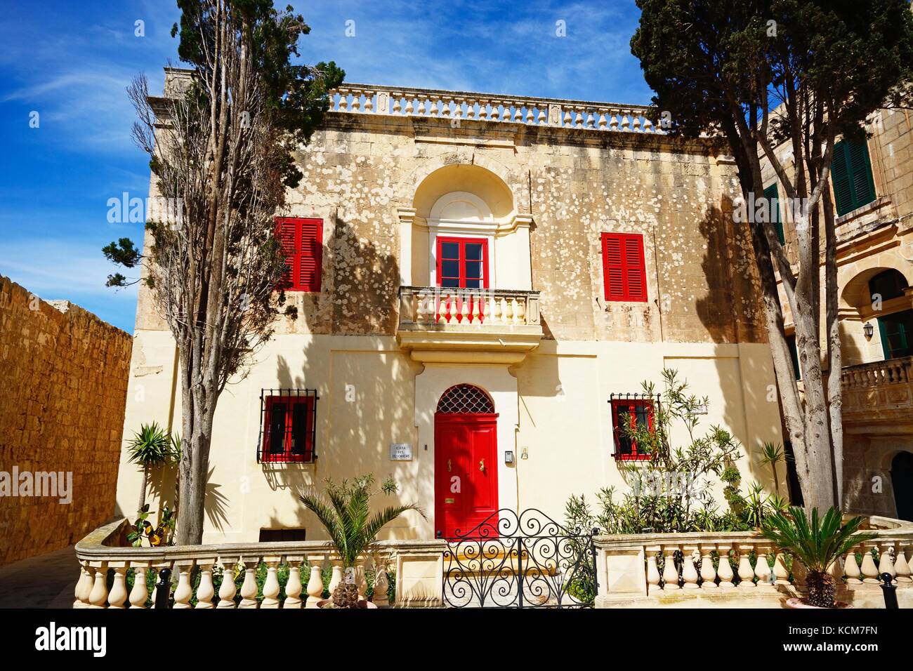 Stadthaus mit einer roten Tür- und Fensterrahmen in Bastion Square, Mdina, Malta, Europa. Stockfoto